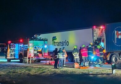 Impactante accidente por alcance entre dos camiones en autopista.