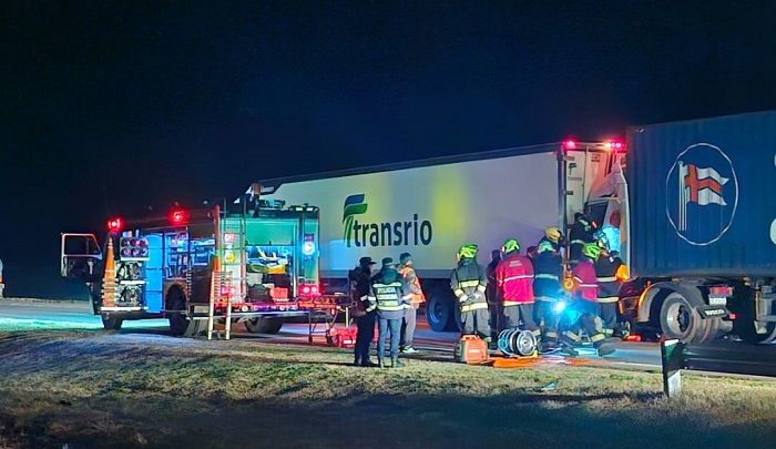 Impactante accidente por alcance entre dos camiones en autopista.