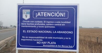 “No hay plata”: la intendenta de San Marcos Sud dejó de mantener rutas nacionales y responsabilizó al gobierno de Milei con carteles.